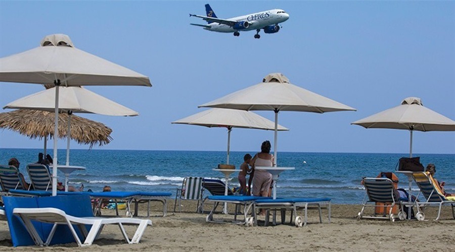 抗战胜利80周年纪念活动新闻中心举办第二场记者见面会，介绍华侨华人在世界各地举行的纪念活动及其对抗战的贡献等方面情况